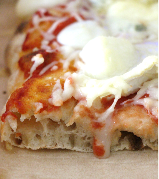 pinsa façon pizza 3 fromages