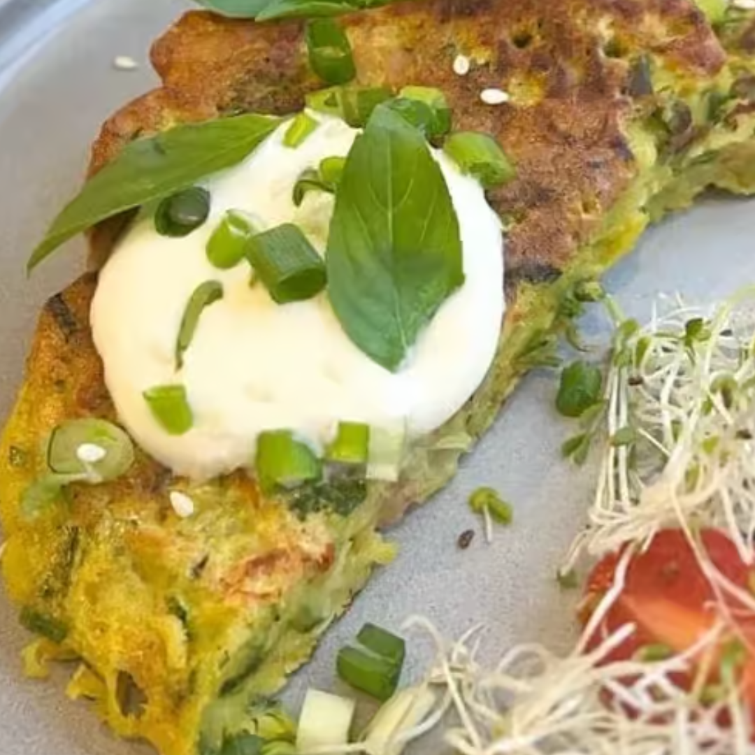 Galettes de pois chiche, courgettes et herbes